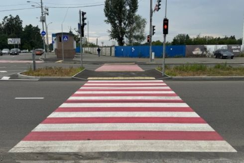 Біля станції метро &ldquo;Червоний хутір&rdquo; облаштували інклюзивний пішохідний перехід: фото