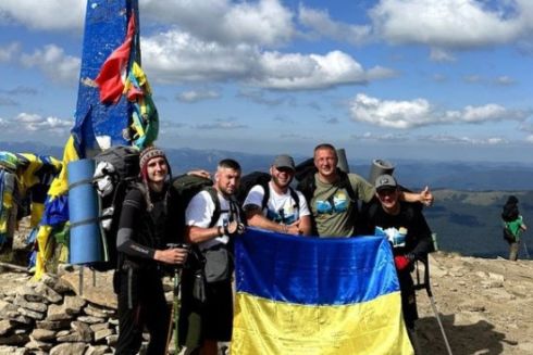 Пятеро ветеранов на протезах покорили Говерлу и собрали 6 млн грн для собратьев