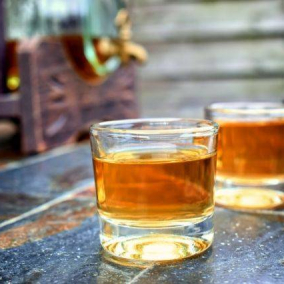 На Льва Толстого открылся «Міні-бар» с чистым алкоголем