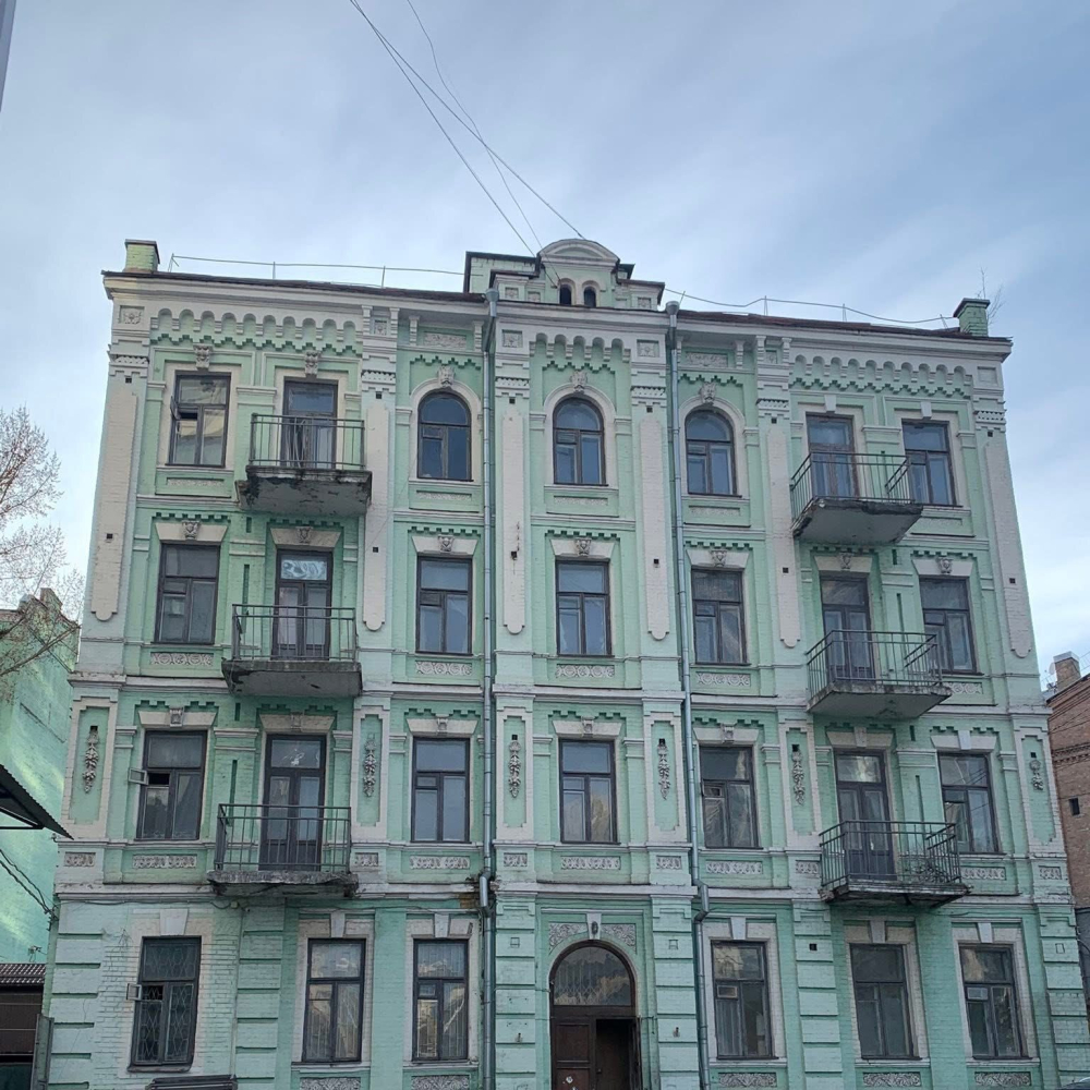 У центрі Києва почали розбирати дах історичного будинку Баршаха
