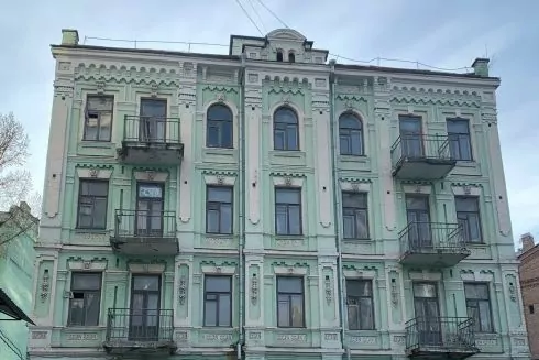 У центрі Києва почали розбирати дах історичного будинку Баршаха