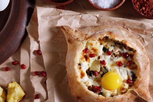 На Крещатике открылся грузинский ресторан с безлимитными хинкали и хачапури