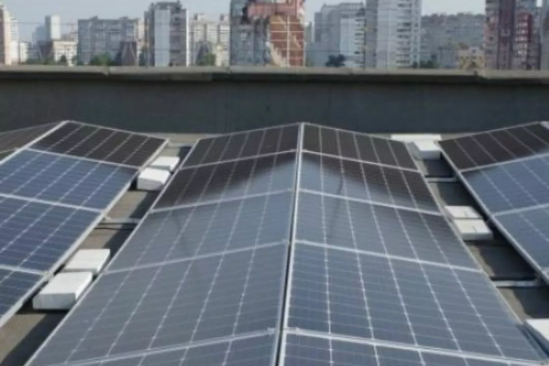 На Святошині у панельному будинку встановили сонячну електростанцію і зробили його енергоефективним