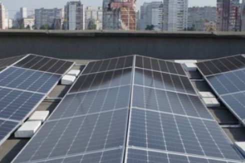 На Святошині у панельному будинку встановили сонячну електростанцію і зробили його енергоефективним