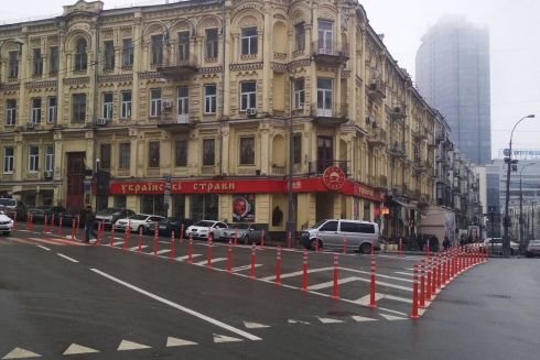 На Бессарабке оградили островок безопасности, чтобы там не парковали машины