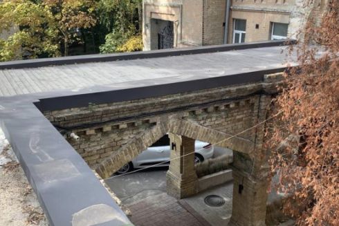 Местное ОСМД разрушило входную группу усадьбы Лапинских на Гончара