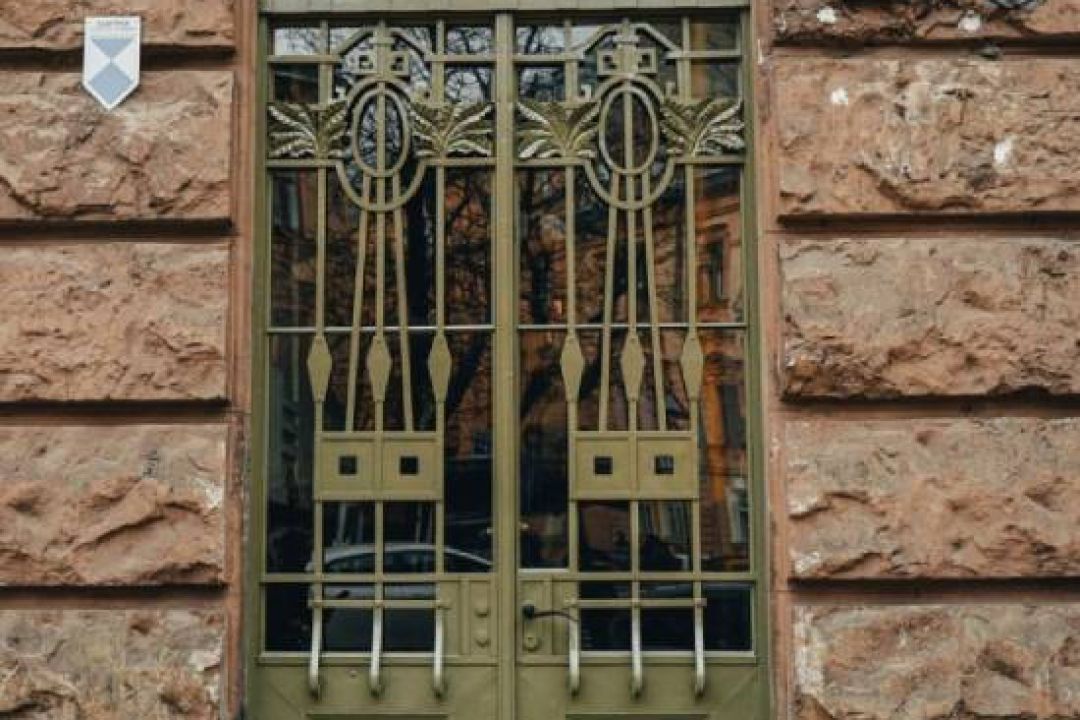 Дивіться, як у Львові відреставрували сецесійну браму на вулиці Левицького