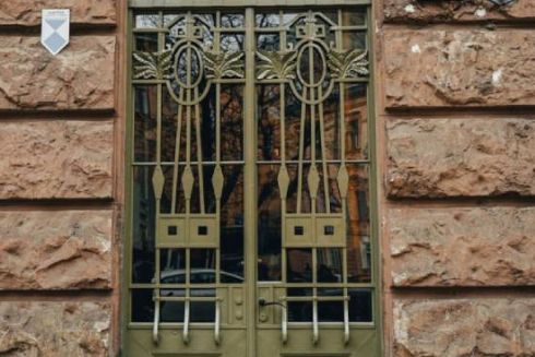 Дивіться, як у Львові відреставрували сецесійну браму на вулиці Левицького
