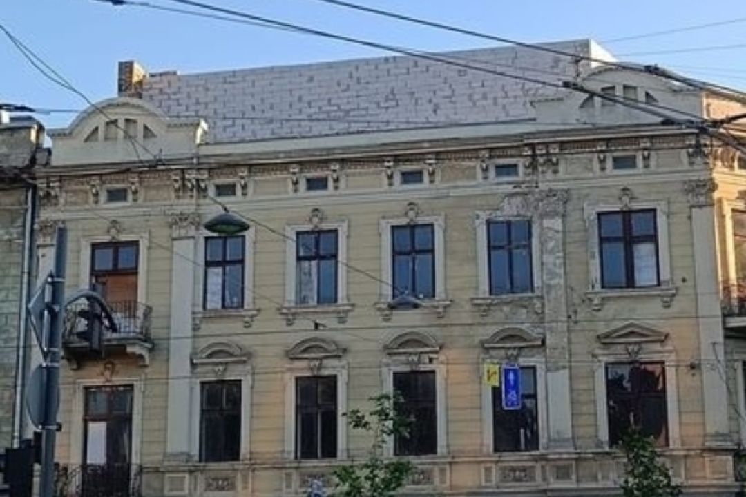 У центрі Львова на даху 100-річної будівлі почали зводити надбудову. Міська влада дала дозвіл на будівництво