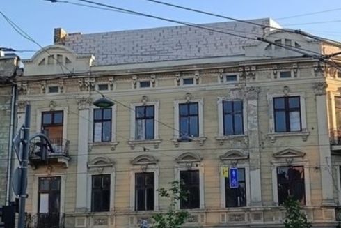 У центрі Львова на даху 100-річної будівлі почали зводити надбудову. Міська влада дала дозвіл на будівництво