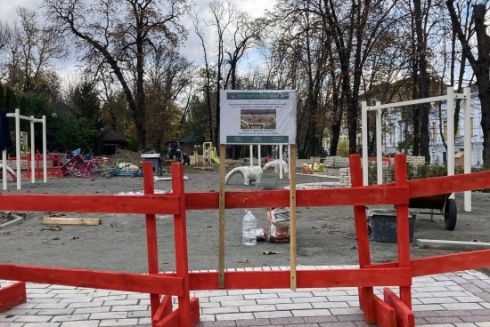 Дитячий майданчик у парку Шевченка, що постраждав від удару рф, відремонтують за 4 млн гривень