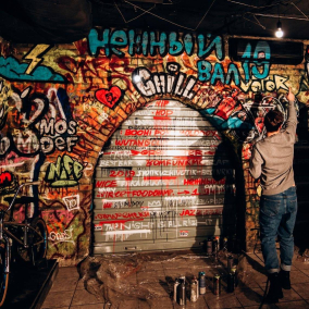 На Подоле открылся хип-хоп бар с греческой кухней