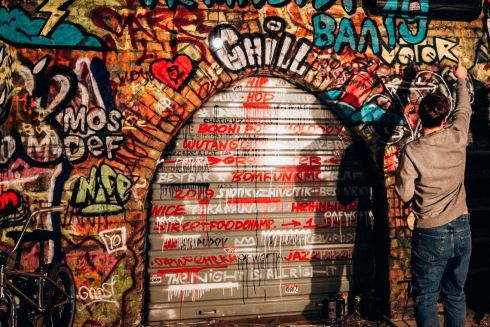 На Подоле открылся хип-хоп бар с греческой кухней