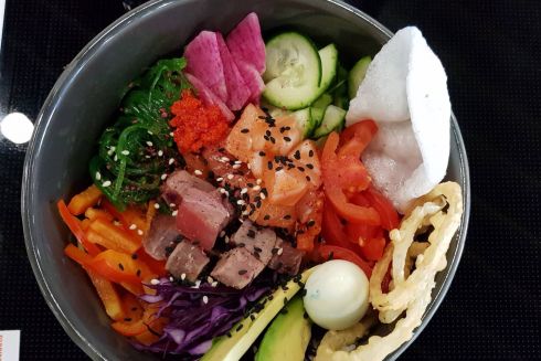 На Оболони открылся ресторан, в котором подают гавайские поке