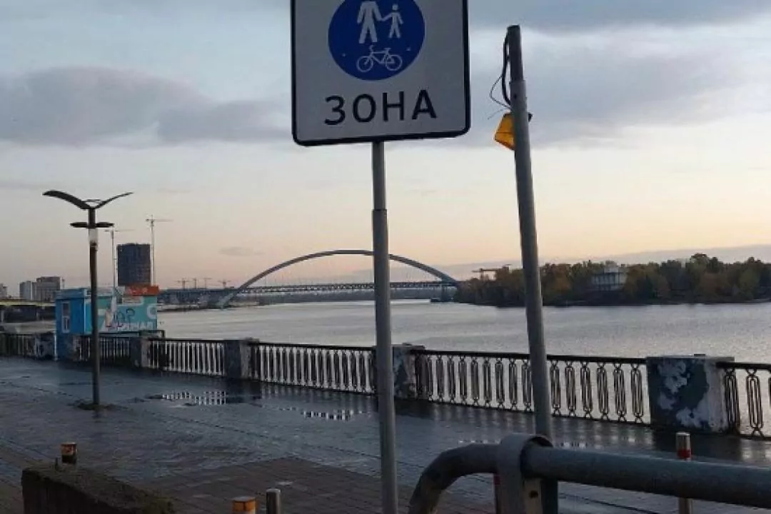 Незаконную парковку возле Почтовой площади заблокировали бетонными плитами