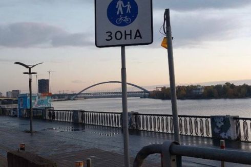 Незаконную парковку возле Почтовой площади заблокировали бетонными плитами