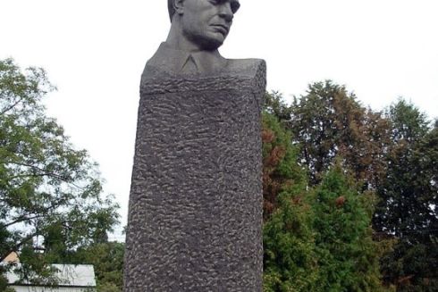 На Нивках демонтировали бюст большевику Кирпоносу