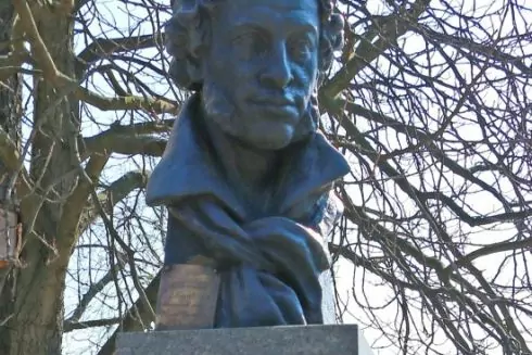 У Києві на території гімназії демонтували погруддя Пушкіну