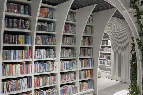 У варшавському метро відкрили бібліотеку з гідропонним садом і кавою