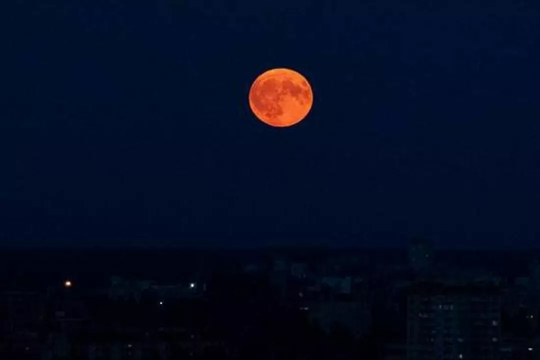 Вночі над Україною зійшов Блакитний Супермісяць: фото