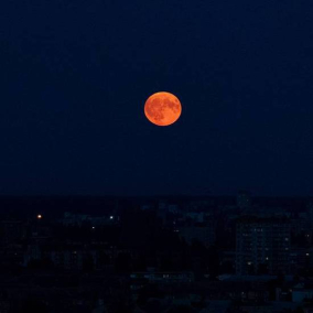 Вночі над Україною зійшов Блакитний Супермісяць: фото