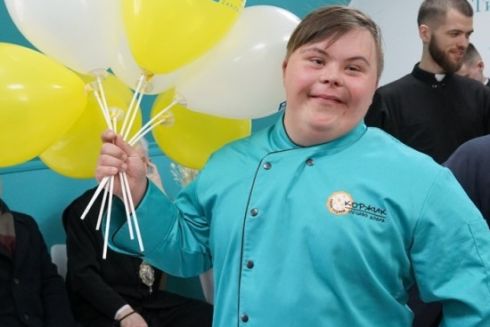 Парень с синдромом Дауна открыл инклюзивную мастерскую печенья в Фастове