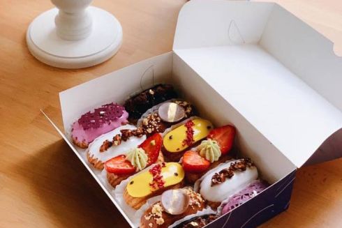 Возле Майдана открылась кондитерская с эклерами и муссовыми пирожными