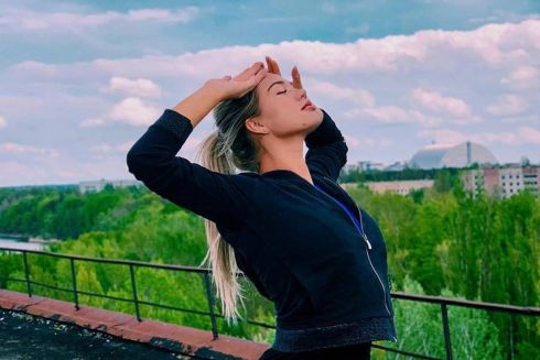 Есть тренд: девушки-блогеры фотографируются в Чернобыле