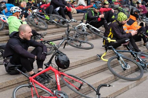 Фото дня: В Киеве прошел лежачий протест велосипедистов