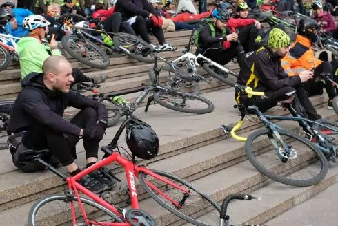 Фото дня: У Києві пройшов лежачий протест велосипедистів