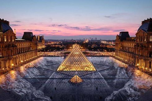 Стрит-художник создал перед Лувром масштабную инсталляцию