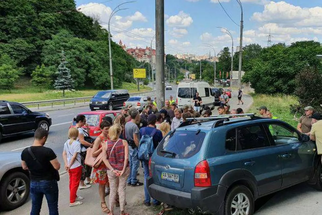 В Протасовом Яру жители машинами перекрыли доступ к застройке