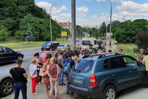 Протасів Яр: мешканці машинами не пускають техніку на забудову