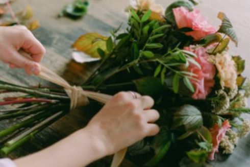 Благодійний фонд, що допомагає літнім людям продавати квіти, проведе у Києві воркшоп