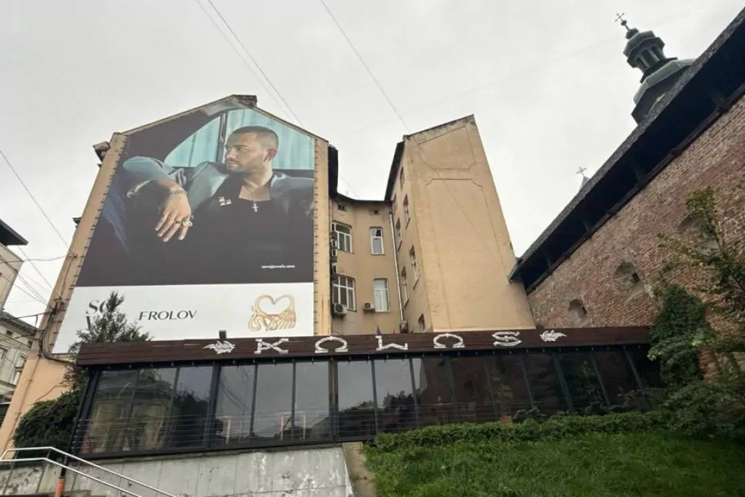 Ресторан у центрі Львова збудував терасу біля пам'ятки &mdash; влада вимагає знесення