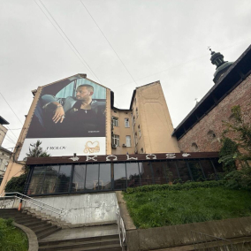 Ресторан у центрі Львова збудував терасу біля пам'ятки — влада вимагає знесення