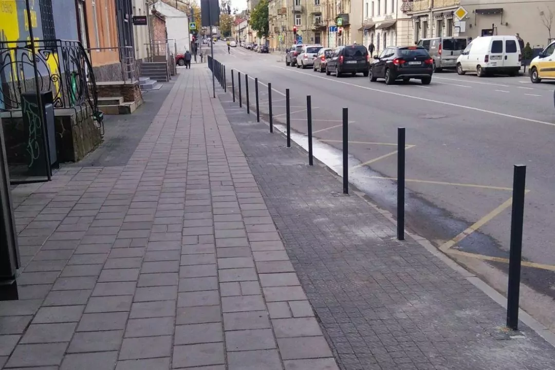 У Львові на вулиці Хмельницького встановлять кілька сотень антипаркувальних стовпців