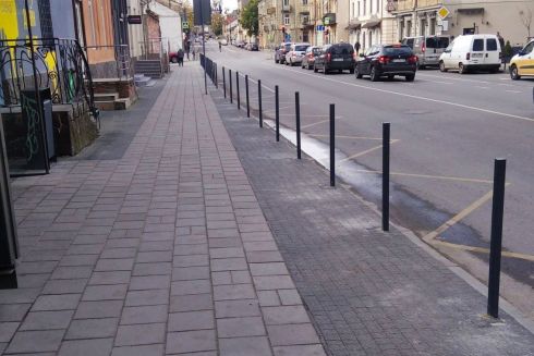 У Львові на вулиці Хмельницького встановлять кілька сотень антипаркувальних стовпців