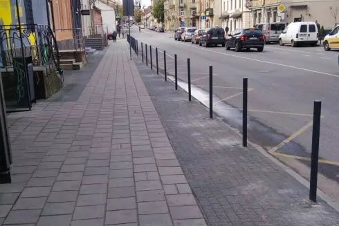 У Львові на вулиці Хмельницького встановлять кілька сотень антипаркувальних стовпців