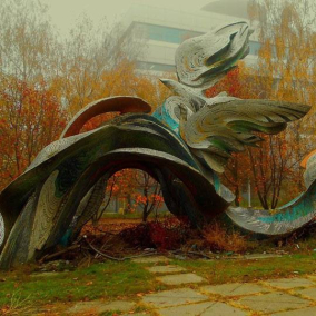 Фото дня: У Дніпрі знесли модерністську скульптуру «Дніпровські хвилі»