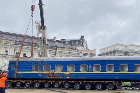 На Михайловской площади устанавливают обстрелянный в Ирпене вагон: фото