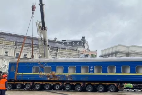 На Михайловской площади устанавливают обстрелянный в Ирпене вагон: фото