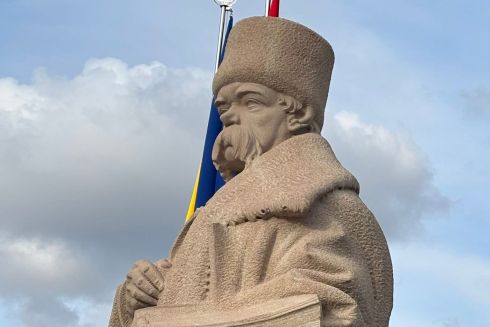 «Якийсь дід Панас»: пам’ятник Шевченку на Львівщині викликав обурення у соцмережах