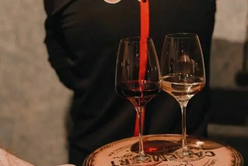 На Саксаганського відкрився ігровий винний бар Wine Not