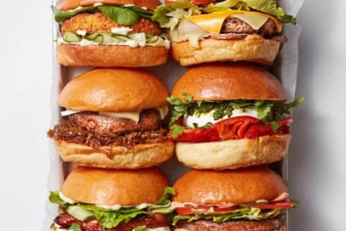 На месте Хлебного неподалеку от Олимпийской заработал Holy Burger Kiosk с шаурмой и бургерами