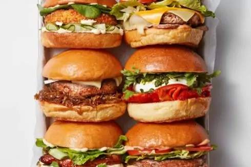 На місці &laquo;Хлібного&raquo; неподалік від &laquo;Олімпійської&raquo; запрацював Holy Burger Kiosk із шаурмою і бургерами