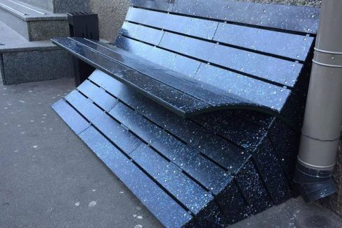 Біля кафе «Альтруіст» на Антоновича встановили лавочку з пластикових кришечок