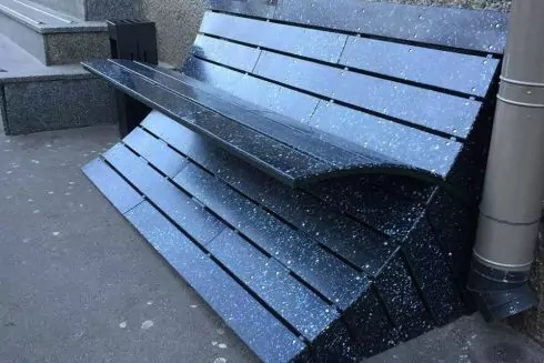 Возле &laquo;Альтруиста&raquo; на Антоновича установили лавочку из пластиковых крышечек