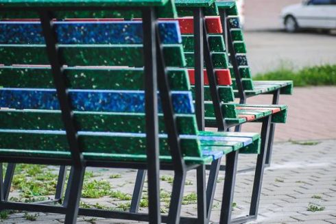 На Івано-Франківщині встановили лавочки із пластикових кришечок