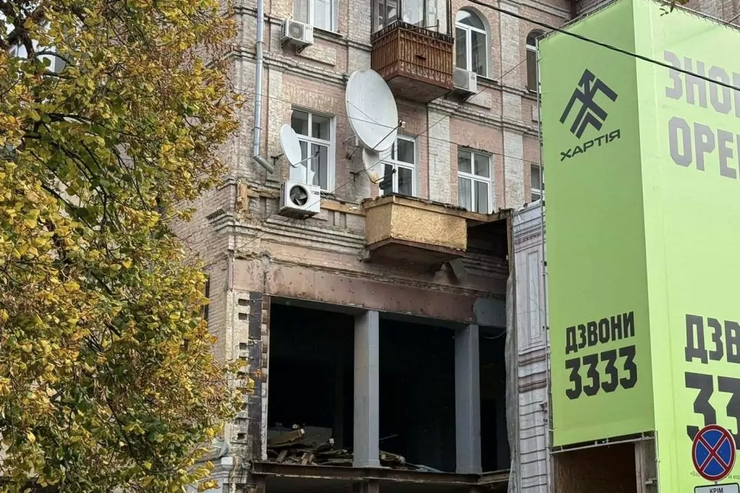 У центрі Києва виявили руйнування історичної будівлі за фасадною завісою